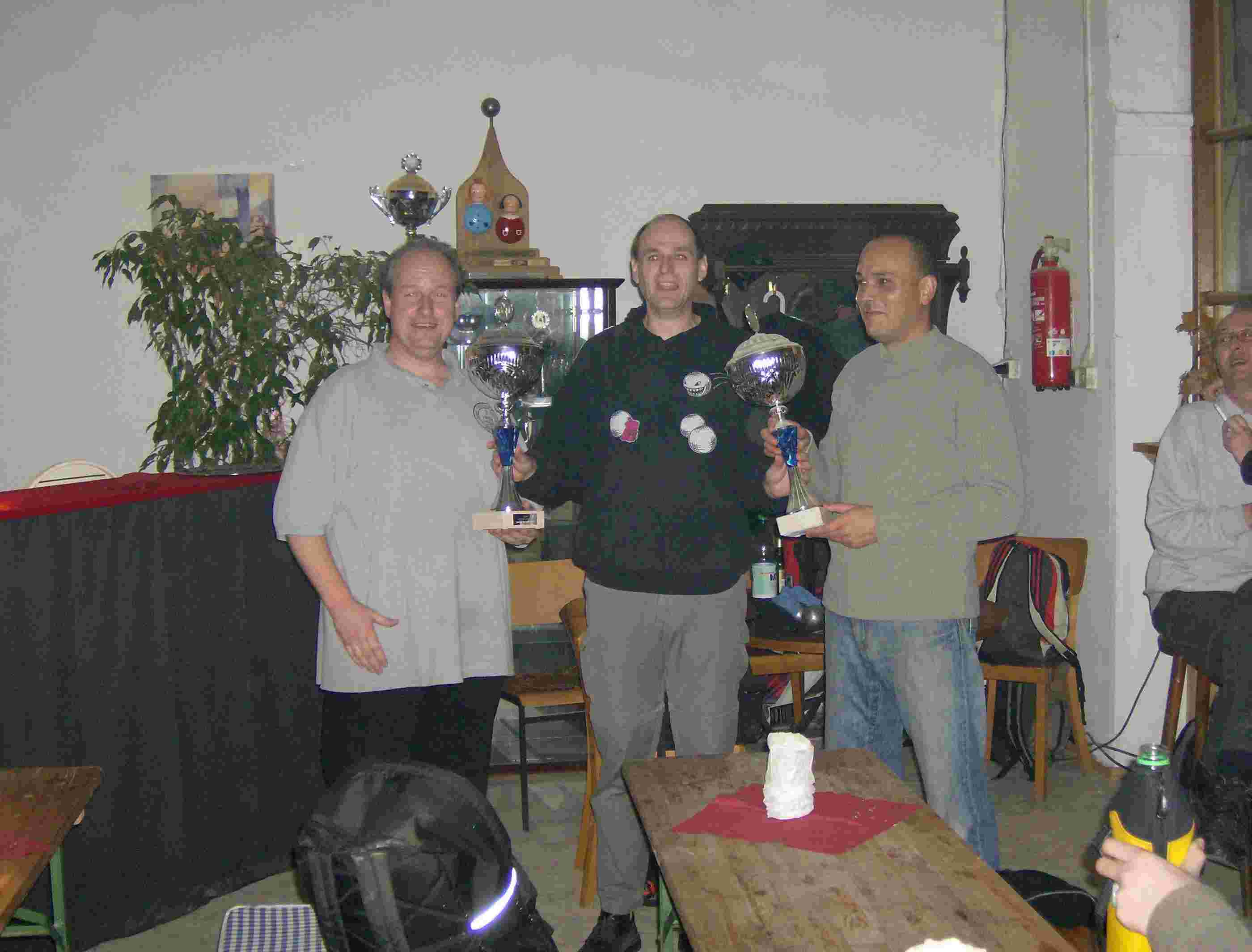 Sieger A Turnier: Wilfried Falke und Tarek Iben Lahouel mit den Wanderpokalen und Wolgang Schreiber